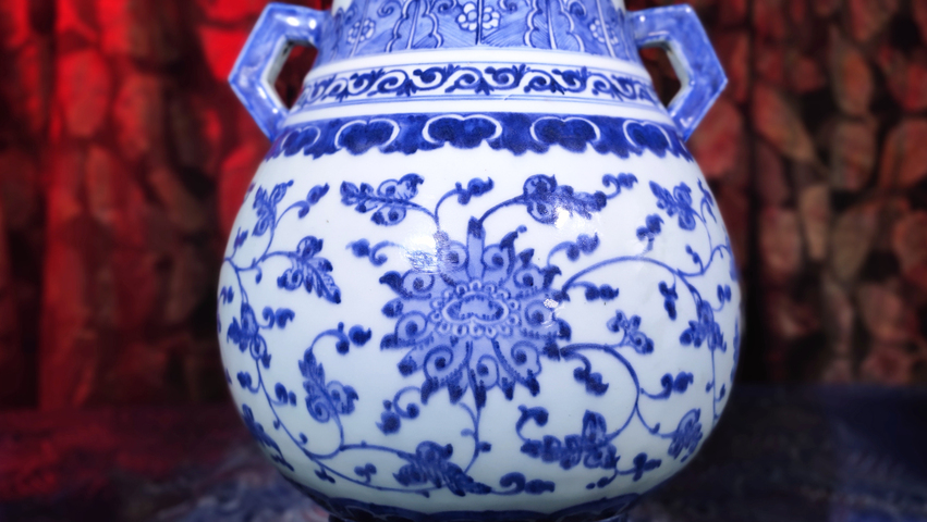 古玩陶瓷清乾隆·青花纏枝蓮紋雙耳尊真品鑒賞圖