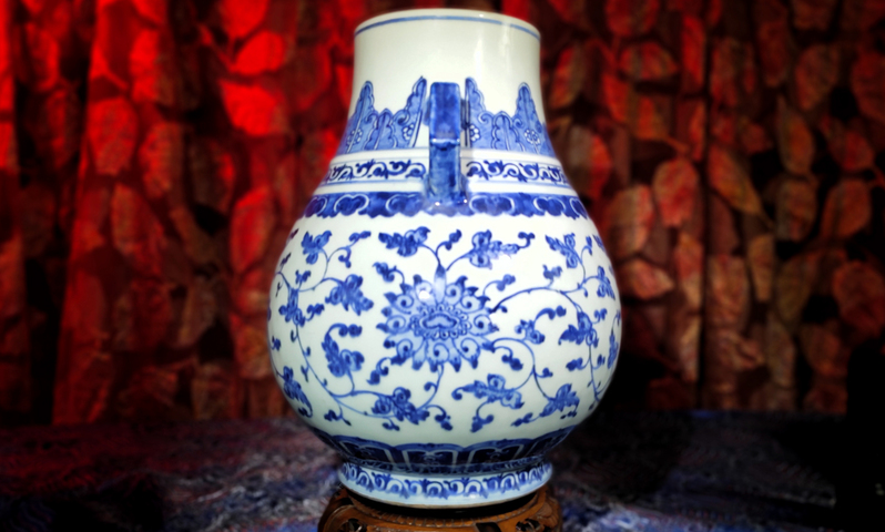 古玩陶瓷清乾隆·青花纏枝蓮紋雙耳尊真品鑒賞圖