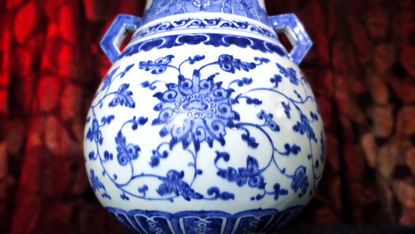 古玩陶瓷清乾隆·青花纏枝蓮紋雙耳尊真品鑒賞圖