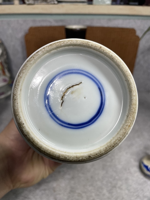 古玩陶瓷藍(lán)釉觀音瓶真品鑒賞圖