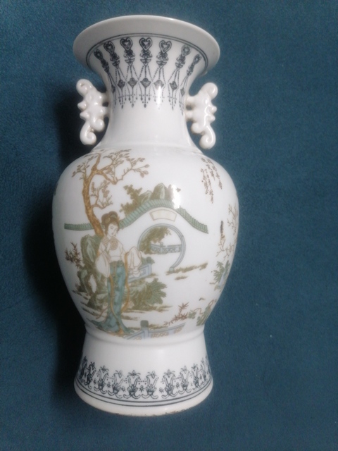 古玩陶瓷粉彩人物雙耳瓶真品鑒賞圖