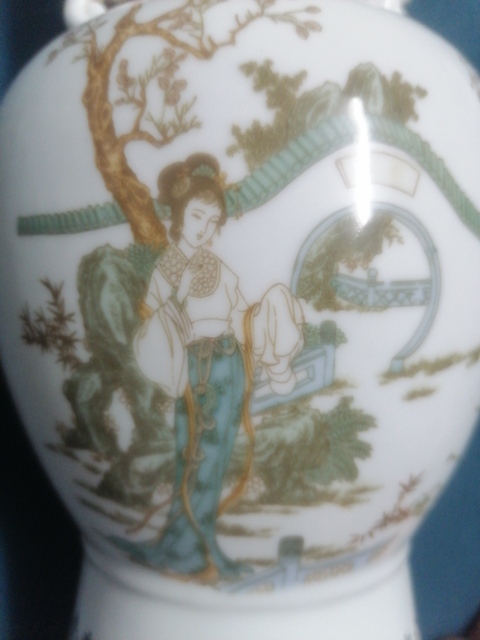 古玩陶瓷粉彩人物雙耳瓶真品鑒賞圖