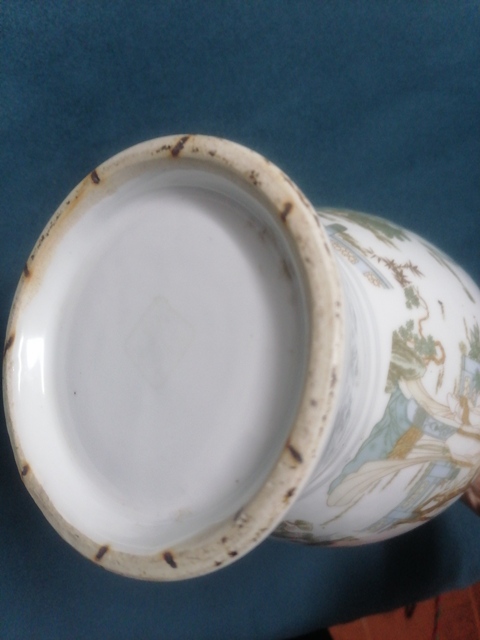 古玩陶瓷粉彩人物雙耳瓶真品鑒賞圖