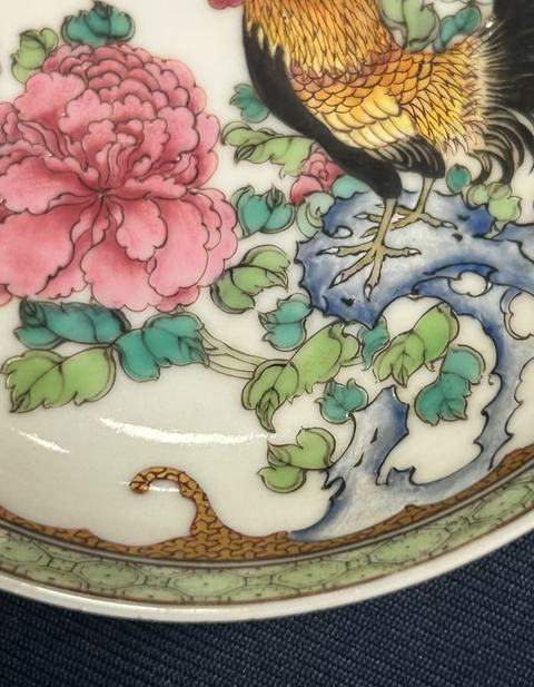 古玩陶瓷清雍正 粉彩牡丹公雞盤真品鑒賞圖