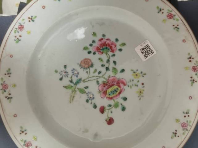 古玩陶瓷粉彩花卉賞盤真品鑒賞圖