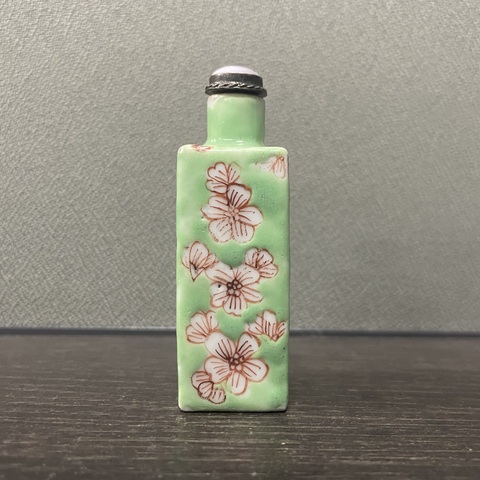 古玩陶瓷綠釉梅花四方鼻煙壺真品鑒賞圖