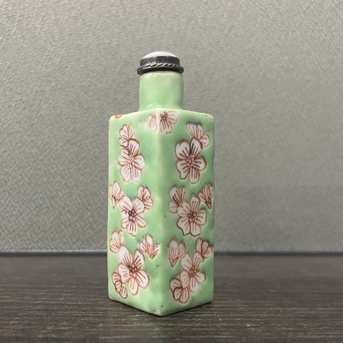 古玩陶瓷綠釉梅花四方鼻煙壺真品鑒賞圖