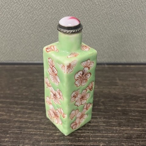 古玩陶瓷綠釉梅花四方鼻煙壺真品鑒賞圖