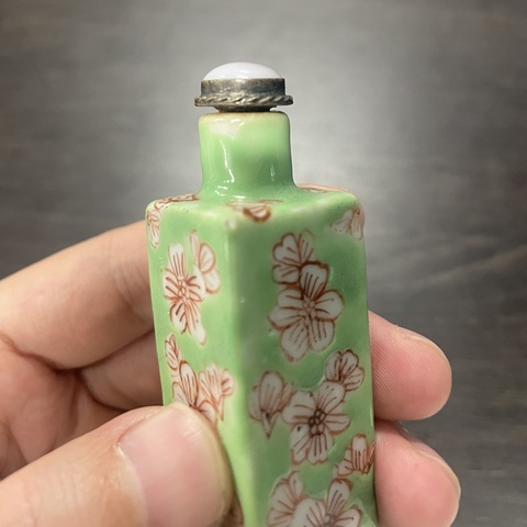 古玩陶瓷綠釉梅花四方鼻煙壺真品鑒賞圖