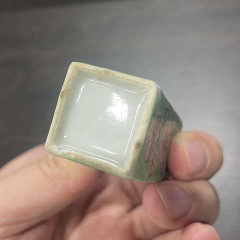 古玩陶瓷綠釉梅花四方鼻煙壺真品鑒賞圖