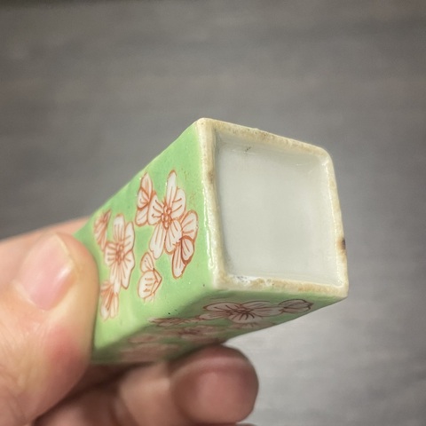 古玩陶瓷綠釉梅花四方鼻煙壺真品鑒賞圖