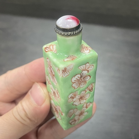 古玩陶瓷綠釉梅花四方鼻煙壺真品鑒賞圖