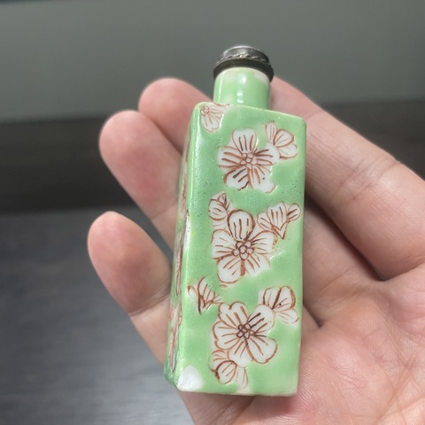 古玩陶瓷綠釉梅花四方鼻煙壺真品鑒賞圖