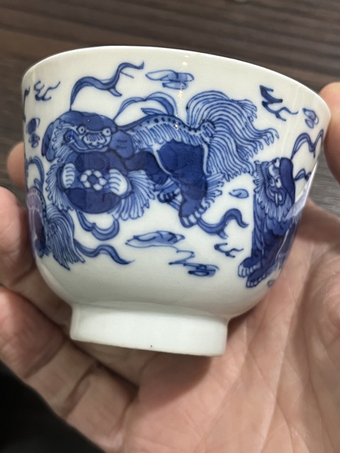 古玩陶瓷寶珠利記款飄帶繡球獅子紋青花杯真品鑒賞圖