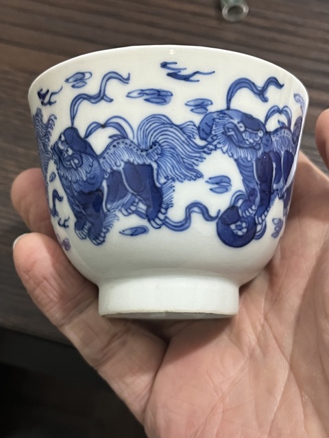 古玩陶瓷寶珠利記款飄帶繡球獅子紋青花杯真品鑒賞圖
