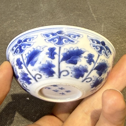 古玩陶瓷青花花卉紋臥足杯真品鑒賞圖