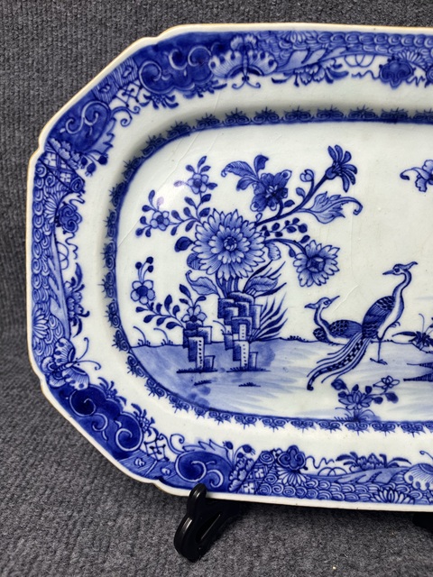 古玩陶瓷青花孔雀牡丹洞石花卉紋八方倭角大盤真品鑒賞圖