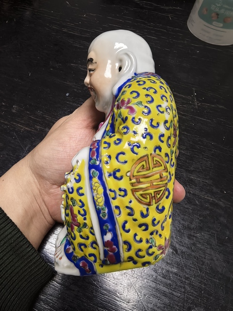 古玩陶瓷黃地粉彩彌勒佛造像真品鑒賞圖