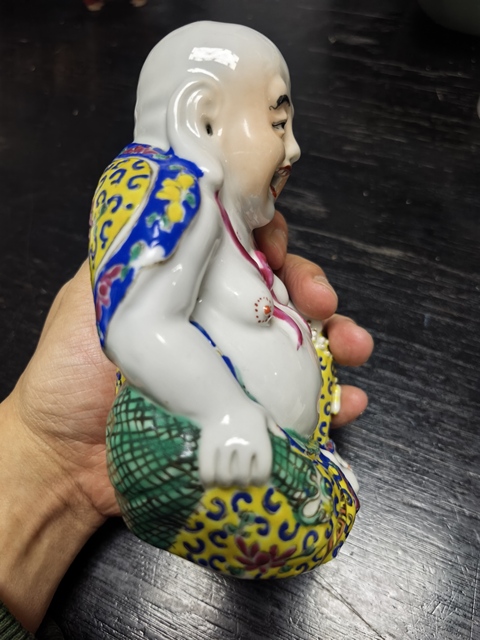 古玩陶瓷黃地粉彩彌勒佛造像真品鑒賞圖