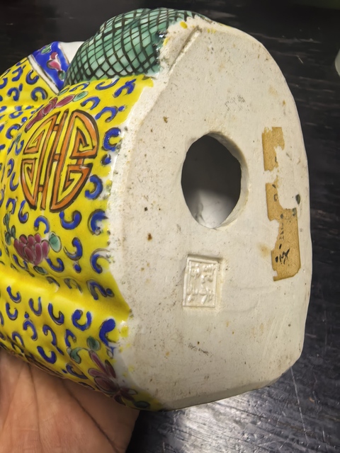 古玩陶瓷黃地粉彩彌勒佛造像真品鑒賞圖