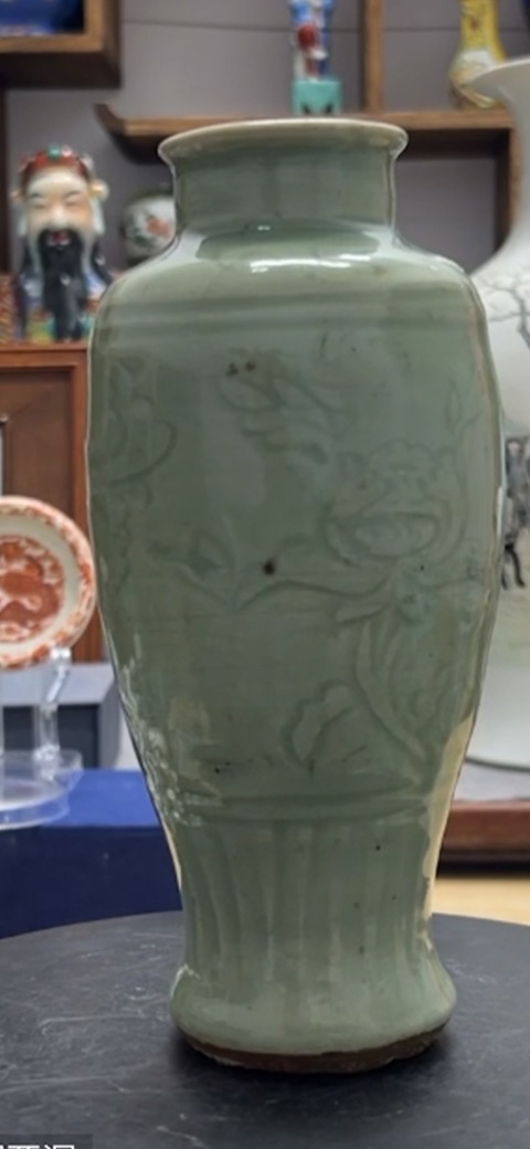 古玩陶瓷明代龍泉窯梅子青暗刻牡丹紋梅瓶拍賣，當前價格15000元