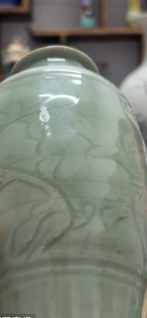 古玩陶瓷明代龍泉窯梅子青暗刻牡丹紋梅瓶拍賣，當前價格15000元