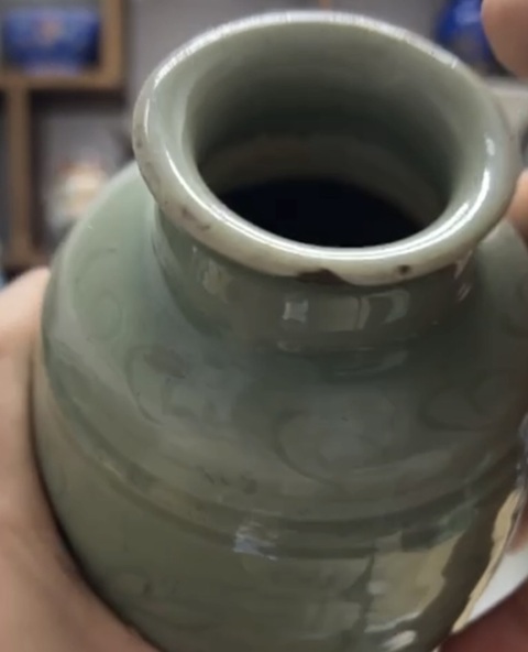 古玩陶瓷明代龍泉窯梅子青暗刻牡丹紋梅瓶拍賣，當前價格15000元