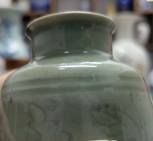 古玩陶瓷明代龍泉窯梅子青暗刻牡丹紋梅瓶拍賣，當前價格15000元