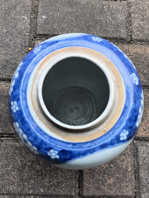 古玩陶瓷青花冰梅開光博古圖罐真品鑒賞圖