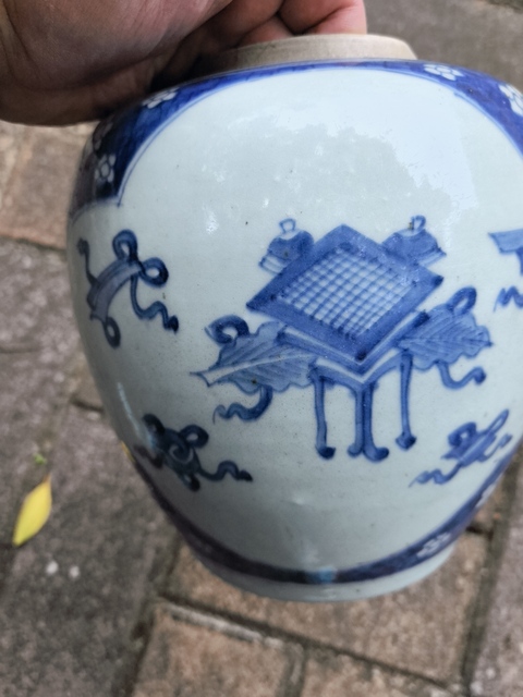 古玩陶瓷青花冰梅開光博古圖罐真品鑒賞圖