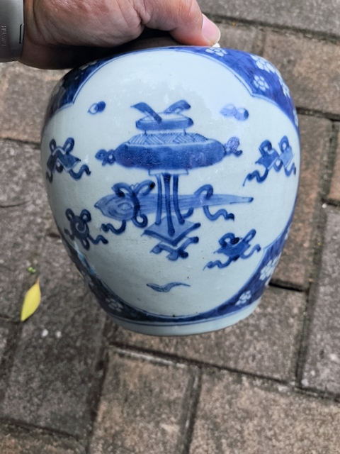 古玩陶瓷青花冰梅開光博古圖罐真品鑒賞圖