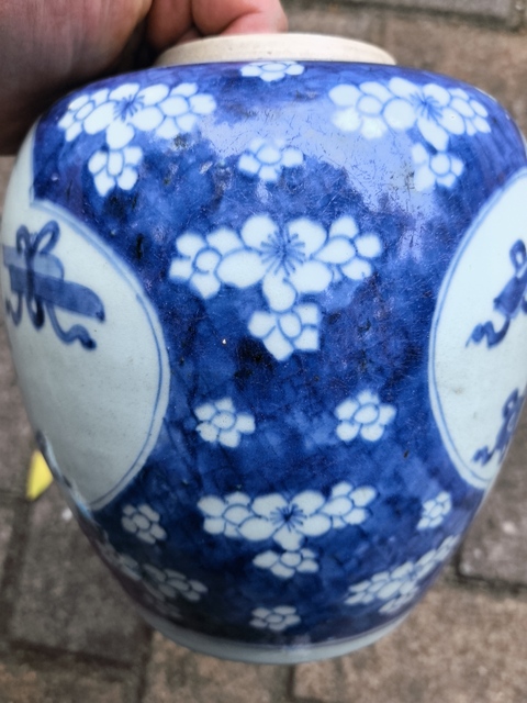 古玩陶瓷青花冰梅開光博古圖罐真品鑒賞圖