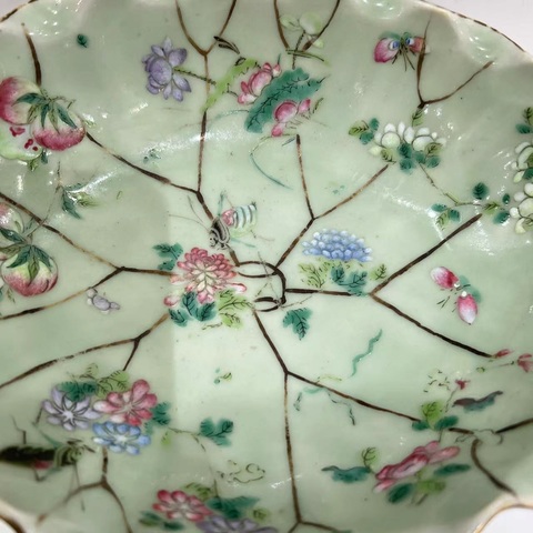 古玩陶瓷豆青釉粉彩一鳴驚人花口盤真品鑒賞圖