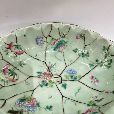 古玩陶瓷豆青釉粉彩一鳴驚人花口盤真品鑒賞圖