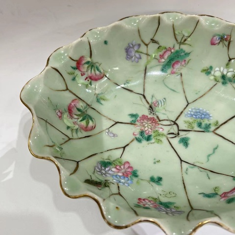 古玩陶瓷豆青釉粉彩一鳴驚人花口盤真品鑒賞圖