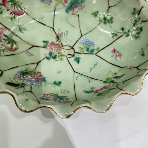 古玩陶瓷豆青釉粉彩一鳴驚人花口盤真品鑒賞圖