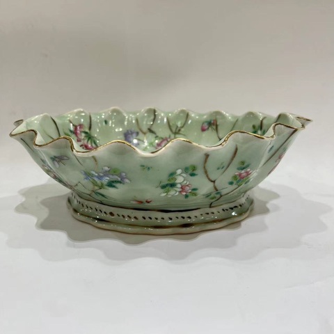 古玩陶瓷豆青釉粉彩一鳴驚人花口盤真品鑒賞圖