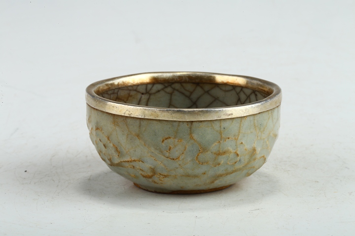 古玩陶瓷元代·青釉模印花卉紋杯真品鑒賞圖