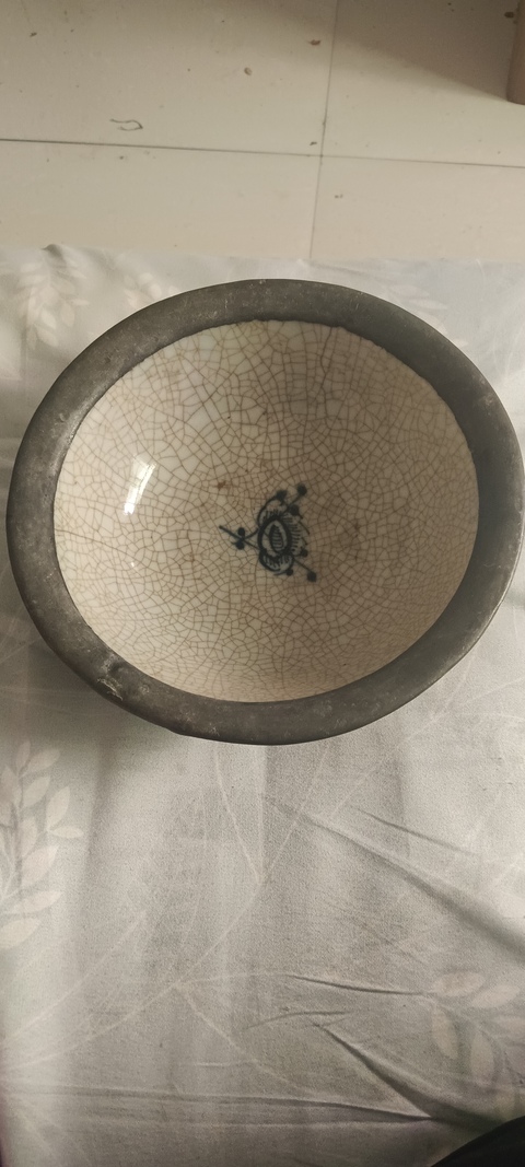 古玩陶瓷哥釉地青花花卉紋碗真品鑒賞圖