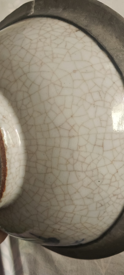 古玩陶瓷哥釉地青花花卉紋碗真品鑒賞圖