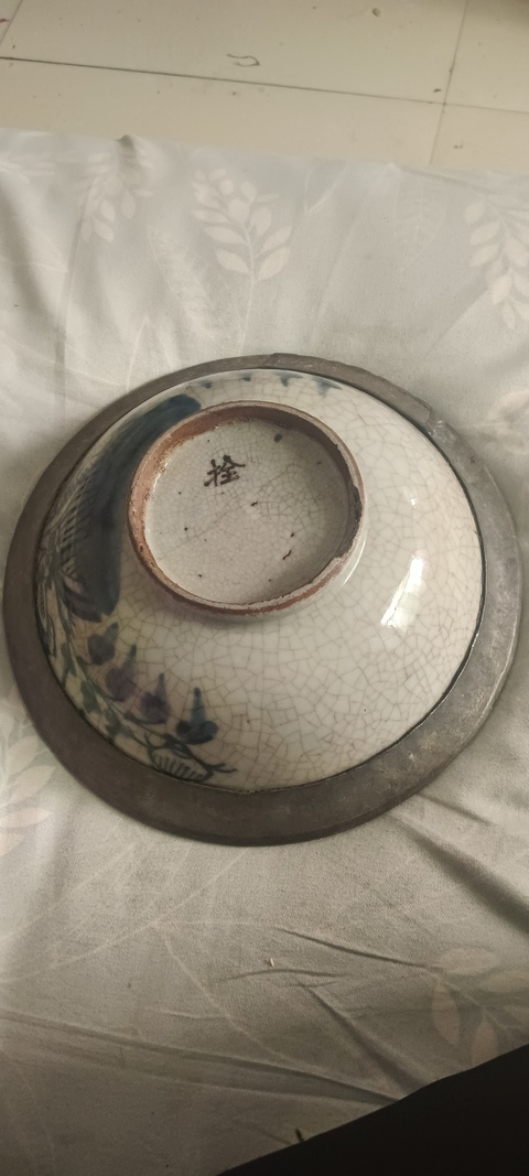 古玩陶瓷哥釉地青花花卉紋碗真品鑒賞圖