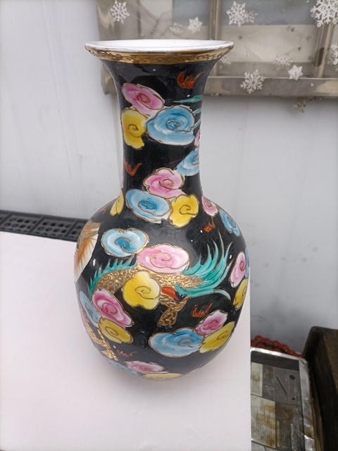 古玩陶瓷墨地粉彩龍紋撇口瓶真品鑒賞圖