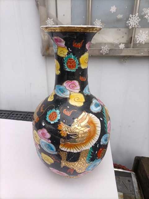 古玩陶瓷墨地粉彩龍紋撇口瓶真品鑒賞圖