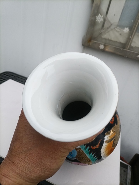 古玩陶瓷墨地粉彩龍紋撇口瓶真品鑒賞圖