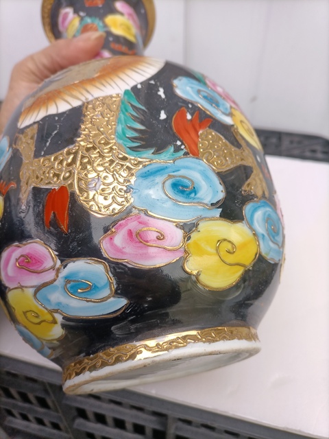 古玩陶瓷墨地粉彩龍紋撇口瓶真品鑒賞圖