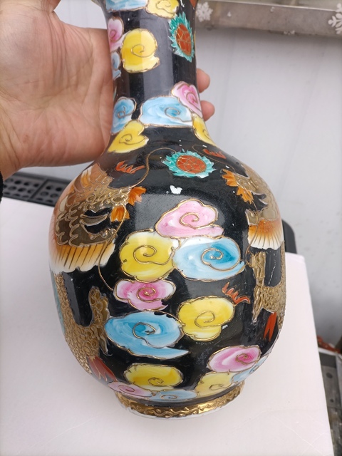 古玩陶瓷墨地粉彩龍紋撇口瓶真品鑒賞圖