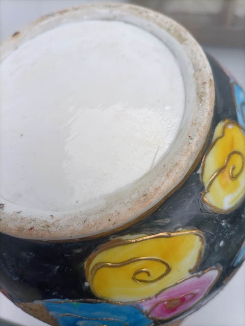 古玩陶瓷墨地粉彩龍紋撇口瓶真品鑒賞圖