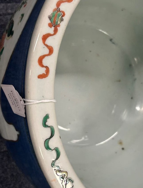 古玩陶瓷藍釉地開光五彩花鳥蝶博古圖缸真品鑒賞圖