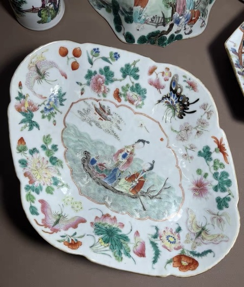 古玩陶瓷人物花蝶福壽粉彩海棠盤真品鑒賞圖