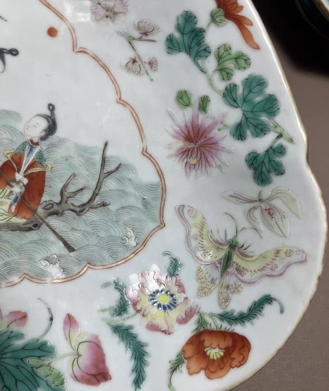 古玩陶瓷人物花蝶福壽粉彩海棠盤真品鑒賞圖